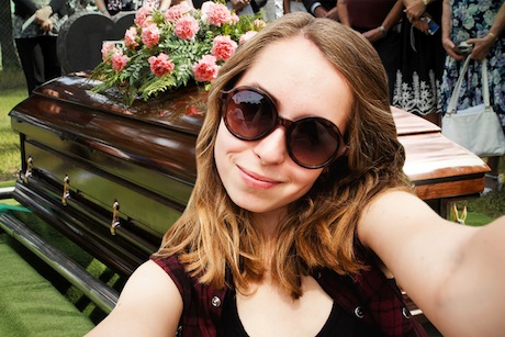 Selfie devant le cercueil.
