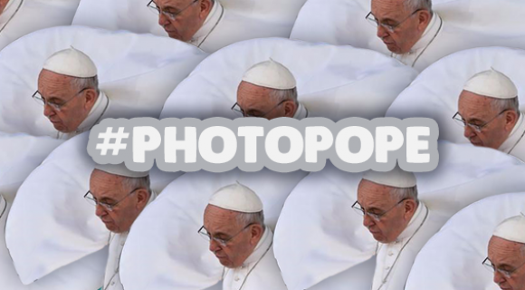 Image de couverture de l'article : #PhotoPope Quand Twitter transforme le Pape François en mème
