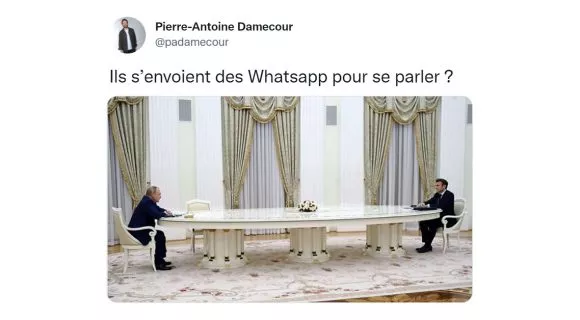 Image de couverture de l'article : La vraie star de la rencontre Macron/Poutine : la table géante