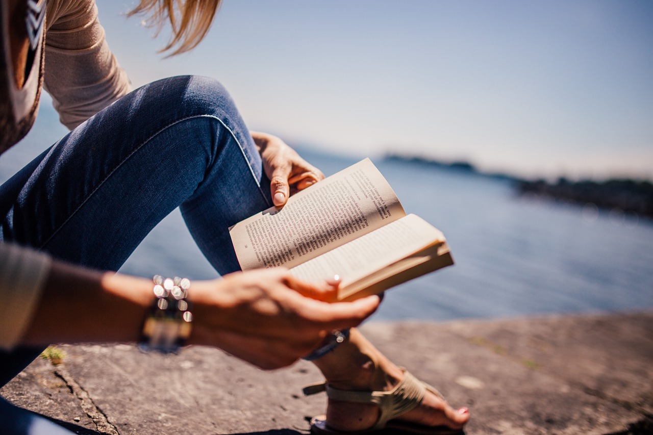 Photo d'une femme en train de lire un livre