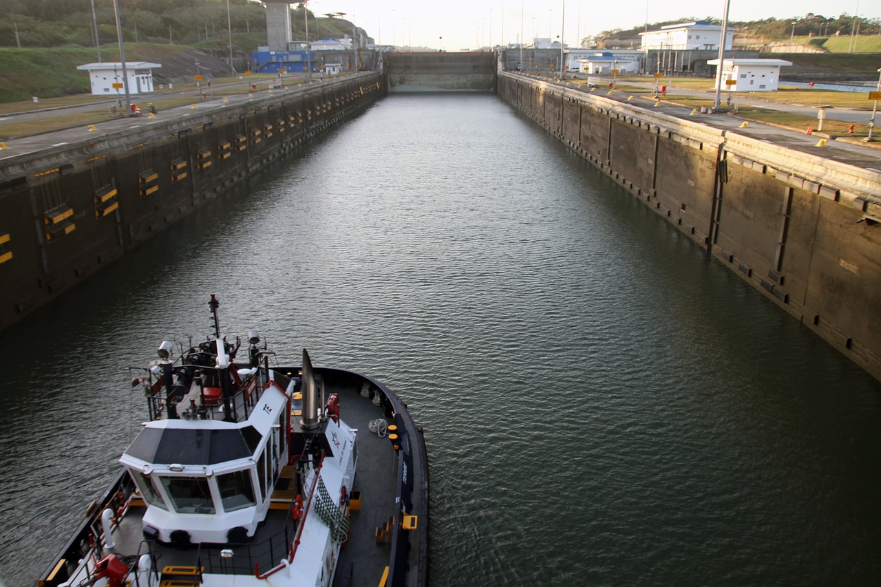 Photo d'un bateau voguant sur un canal