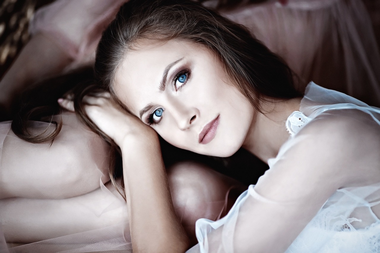 Photo d'une femme aux yeux bleus