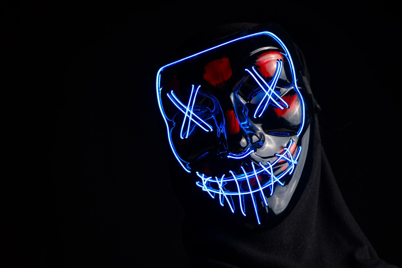 Photo d'un masque menaçant fluorescent dans le noir