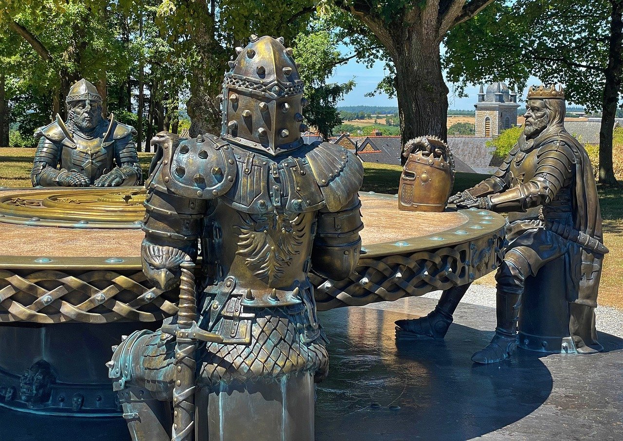 Photo de la table ronde et d'une statue d'Arthur et des chevaliers