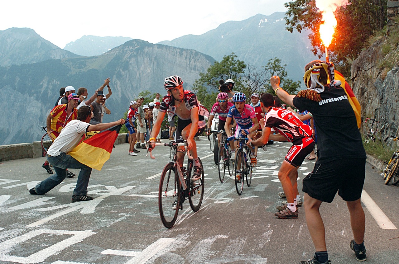 Photo de cyclistes en pleine ascension pendant le Tour de France