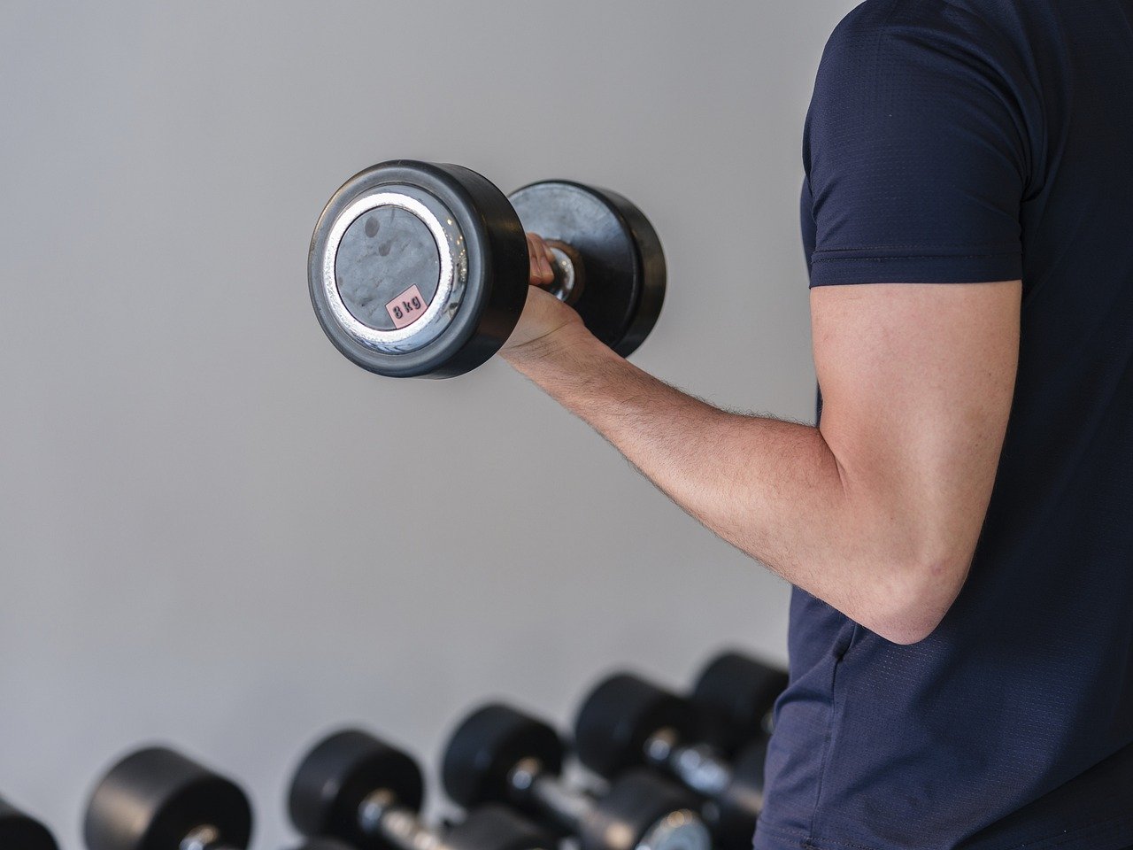 Photo d'une personne en train de se muscler le bras