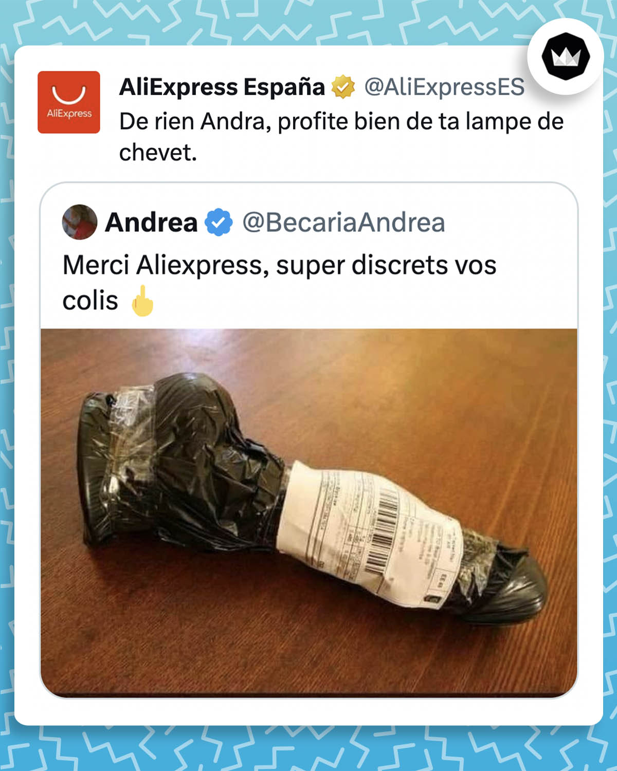 Traduit de l'espagnol : 

@BecariaAndrea :
"Merci Aliexpress, très discrets vos colis" accompagné de l'emoji doigt d'honneur
@AliExpressES :
"De rien Andrea, profite bien de ta lampe de chevet