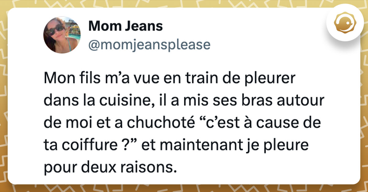 Tweet de @momjeansplease : "Mon fils m’a vue en train de pleurer dans la cuisine, il a mis ses bras autour de moi et a chuchoté “c’est à cause de ta coiffure ?” et maintenant je pleure pour deux raisons."