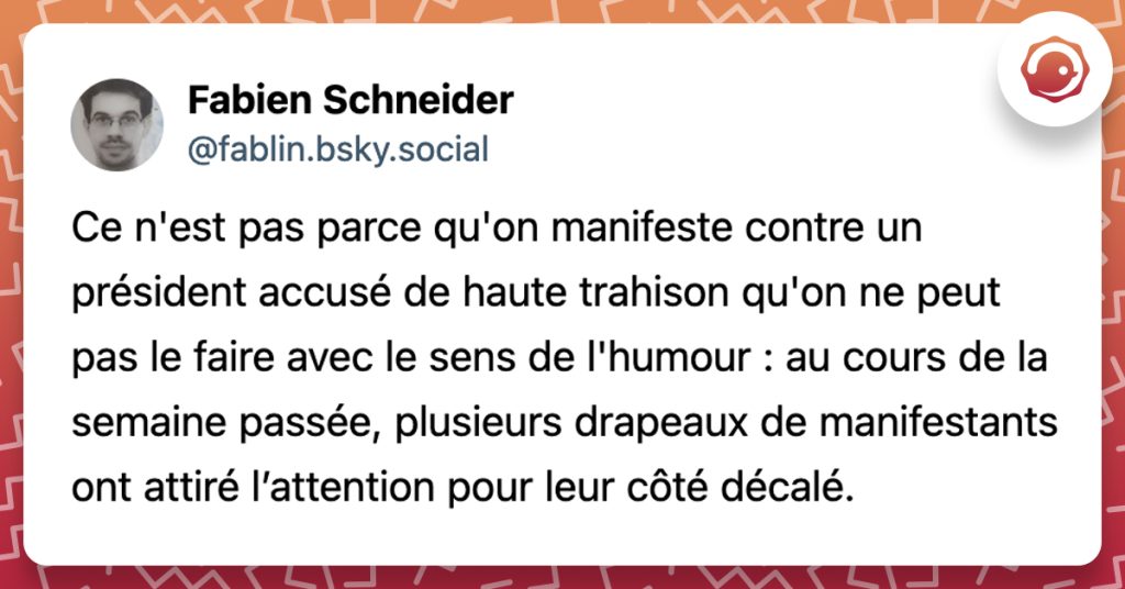 @fablin.bsky.social‬ Ce n'est pas parce qu'on manifeste contre un président accusé de haute trahison qu'on ne peut pas le faire avec le sens de l'humour : au cours de la semaine passée, plusieurs drapeaux de manifestants ont attiré l’attention pour leur côté décalé.