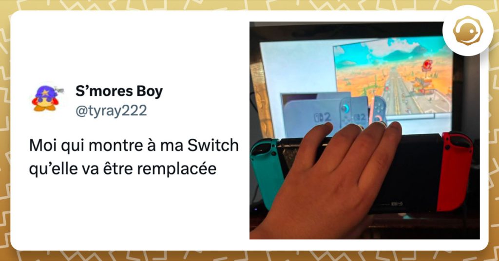 Tweet de @tyray222 avec une photo sur laquelle il tient sa Switch devant une image de la Switch 2 : "Moi qui montre à ma Switch qu’elle va être remplacée"