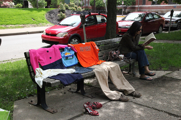 Vêtements abandonnés sur un banc