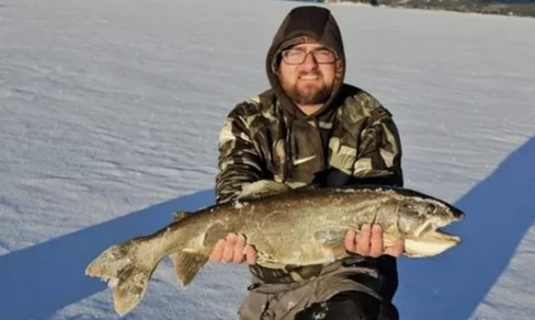 Hayden jeune homme pose avec un gros poisson