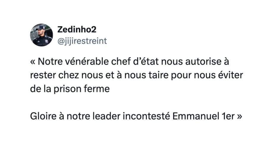 Image de couverture de l'article : Les manifestations interdites ?! (Emmanuel Macron en cosplay dictateur)